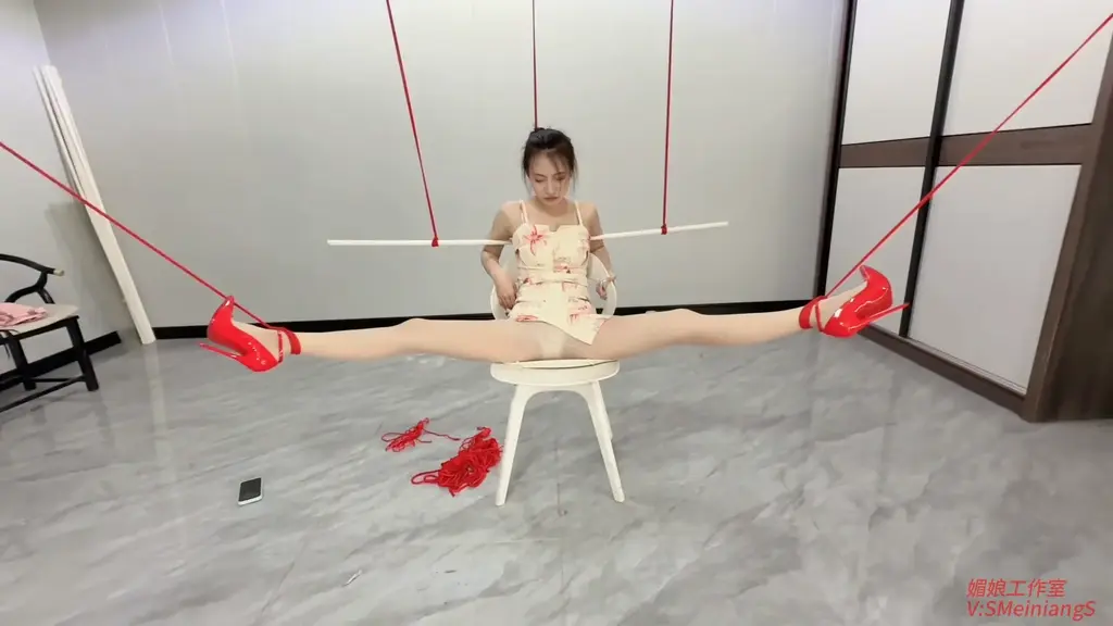 媚娘工作室-主持人挑战1（粉丝剧本） 媚娘工作室<br>V:SMeiniangS<br>线x体验 私人定拍 线下陪玩 约绑模特 全国上课<br>-------------------------------------<br>此剧本由粉丝私人定制拍摄，时间太长内容太大故分为两部上传<br>模特来参加主持人考核，一共两关，第一关要求把山药粉和痒痒粉倒丝袜里，16cm高跟鞋里也涂上山药和痒痒粉给模特穿上，然后顶书夹纸，媚娘和水儿干扰她，一共半个小时，计时一人15分钟的，书或者纸掉了就停，看谁能更快的让模特的书或者纸掉地上，谁用的时间长谁就把山药粉和痒痒粉倒丝袜里，长筒靴里也涂上山药和痒痒粉，用时短的人可以惩罚模特鞭打100，如果半小时模特的书或者纸没掉的话，那媚娘两人就都得涂山药痒痒粉，模特没有惩罚算过关。(要求干扰的时候不能使用TD或者让模特疼痛的道具，只能挑逗干扰模特），第二关的时候把模特捆绑起来脱掉鞋子带着TD和电击读文章...