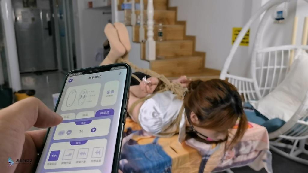 JS工作室定拍：娜娜驷马紧缚+零距离啵啵贝失控放置 大小：2.70GB<br>时间：61分钟<br>原创工作室：JS工作室<br>解压密码：123456<br>给娜娜内裤里零距离穿戴上啵啵贝，给她后高手驷马紧缚放置在桌子上，开启啵啵贝满功率失控模式，娜娜被震得屁股一扭一扭的。