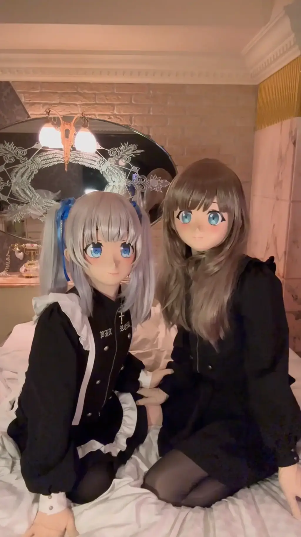メイド着ぐるみさんがオナホにちんぽ入れあってた♡ 可爱的两只娃相互慰藉~<br>极致包裹享受快感，爽到一颤一颤！<br>可愛い二人の子どもが互いに慰め合う～<br>極上の包み込みが快感をもたらし、ぞくぞく震えるほど気持ちいい！<br>Lovely two kids comfort each other~<br>Ultimate wrapping brings pleasurable sensation, trembling with joy!<br>#玩偶服#乳胶#振动道具#欢愉娃娃#恋物#面罩#伪娘<br>#着ぐるみ#ラバー#ビン#バイブ#セックスドール#フェチ#マスク#男の娘<br>#kigurumi#rubber#Vibrator#sex doll#fetish#mask#Femboy<br><span style='color:#b0b0b0;'>[隐藏文字，购买后可见]</span>