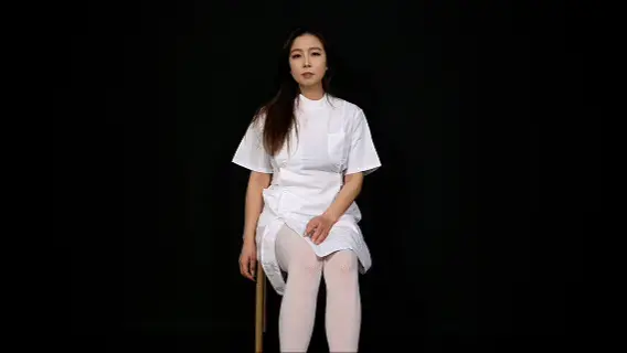 【CV4K】【美腿玉足系列】雪碧护士装白丝护士鞋--黑背景、狗狗视角(无捆绑) 用了黑色背景突出了妹子，视觉效果拉满，每一帧都能做个人像照了，雪碧穿了护士装和护士鞋，配上白丝，可以超近距离欣赏护士妹子的美脚了，脱鞋以及各个角度都有，艺术成分有三层楼那么高！<br> <br>定拍联系QQ:2197499300 （注明事由，闲聊恕不接待）