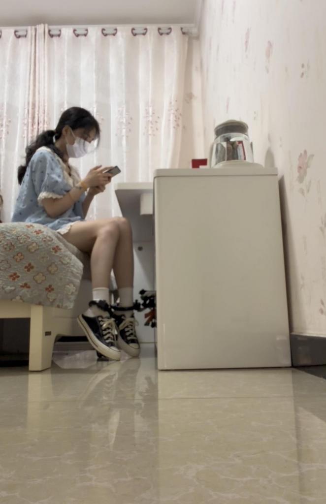 女研究生的镣铐日常-戴脚镣外出的意外-打不开的脚镣 女研究生的居家镣铐日常and户外行走<br>家人就在客厅，妹子在自己屋子里面玩脚镣，5斤的可调内径黑铁，在屋子里面各种展示、走路和玩，因为家里有人，跑到户外去，穿着jk，踩着帆布鞋走来走去的，玩够了想要回家，结果脚镣上的螺丝拧错了。<br>最后让朋友开车回家才用钳子拧开（PS这一段她们太慌张了没拍）<br>60分钟<br>布莱恩原创作品 QQ1071263211