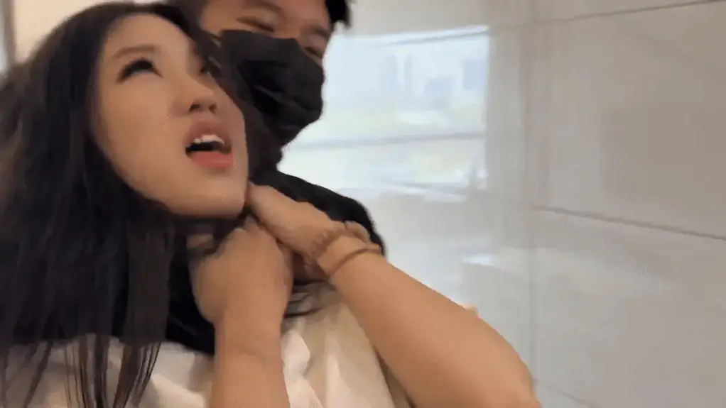 致命求职 故事简介:女主接获面试官“家中终面”邀约，薪资优厚。她怀着忐忑赴约，在优雅客厅饮下茶水后顿感眩晕。面试官温和的面具逐渐碎裂，她试图挣扎起身，意识却如流沙般陷落，最后一刻只看到对方露出诡异的微笑。定制联系QQ2576361018 