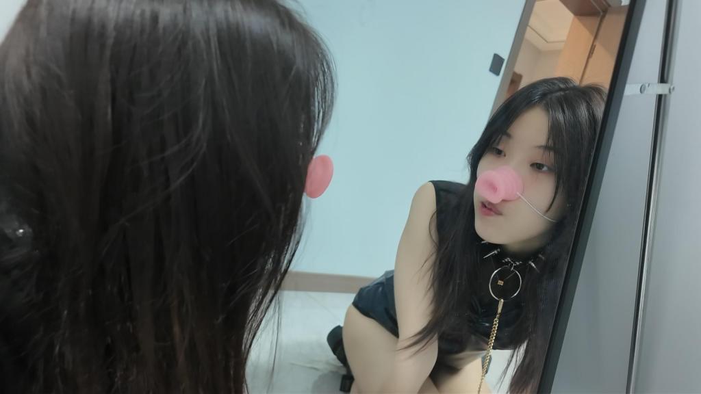 舞蹈生惠子 李大侠原创、舞蹈生惠子被绑架，关到笼子里面囚禁，被牵出来调叫，鞭打，狗盆喂食，竟然还弄了个猪鼻子给带上，要求对着镜子照镜子，直播跳舞....本工作室提供私人定制绳艺视频、定制绳艺体验、约拍模特、牢房体验、私人定制体验、剧本体验、出售配方麻绳、原味、另外招募绳艺模特、视频统一解压密码h123456 定拍联系QQ1642384671加我注明妖狐吧