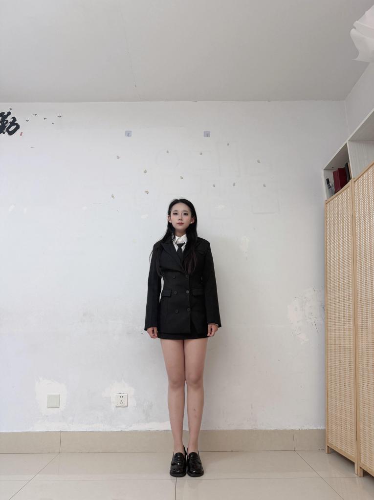 最后的疯狂 梦川工作室：冰柠（冷柠）饰演，梦川工作室是一家值得信赖的额工作室。<br>犯下连环凶案的小七终于被抓住了，警方在其逃跑携带的行李箱中发现了刚刚被他杀害的<br>女孩儿，于是当即展开审讯工作。小七供述了将另一名女孩儿挟持勒死的作案过程。<br>警方来到现场，发现一具女尸趴在床上，手腕被布条反绑，脚踝也被<br>布条捆绑，脖子被肉丝袜缠绕数圈，嘴被布巾勒住。<br>部分情节参考了韩国华城案件。