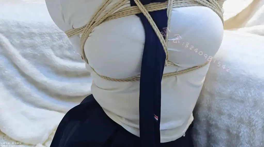 【念念】定拍转公映 绳子+手铐双重束缚 口球+堵嘴蒙眼 根本就不可能挣脱！ 上身是很漂亮的一个绑法，手腕在身后并拢绑，然后加上手铐，双脚也并拢捆绑。这次的绑法看起来好像还比较简约，但是每个地方都绑的特别紧，尤其是手腕，一点点都不敢动...（绑成这样子真的还有必要加上手铐吗...<br>联系念念：3240981542 备用：1260569861