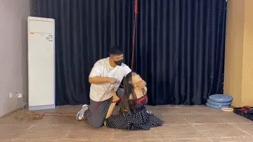 【山鬼工作室】动动极限三个姿势，美人落泪。 【山鬼工作室】清纯的动动被固定了一个很难受的姿势，被迫绳子勒嘴，折磨到哭，放下以后脚尖着地，止不住的颤抖，紧接着超紧直臂，继续极限折磨，跪姿挣扎。解压密码sg456。【山鬼工作室】面向全国爱好者开放，本店提供绳艺捆绑模特服务，体验女绳师捆绑服务，体验长时间囚禁服务，绳艺教学培训，绳艺交流会，场地出租，专业麻绳销售，原创视频套图销售，作品私人订制，模特原味丝袜出售等，另外本店招募同好合作伙伴。微信:siyao07280612(司瑶）QQ:1077384455（司瑶）