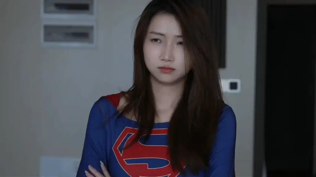 【定拍转公映】邪恶女超人战败 女主(邪恶女超人，力大无穷，拥有钢铁之躯，统治地球，弱点在裆部，穿丝袜保护)﻿<br>男主(反抗组织毁灭前制造的怪物，专门用于对抗女主的人形兵器，性格扭曲，拥有各种能力，且能进化)﻿<br>男二(女主的奴隶，饱受女主折磨，对女主十分不满)﻿<br><br>1.女主正在沙发上休息，男主进入，目光锁定到沙发上的女主(目标确认，毁灭)，女主看了看男主的装扮，发现是反抗组织留下来的生化兵器，主动示意男主攻击自己，女主嘲讽，男主见自己的攻击对女主无效，看向女主裆部，随后攻击女主裤裆，女主(哼，就这种攻击对我一点用都没有)，男主不断攻击女主裆部，过程中女主发现男主的力量越来越大，最后一个蓄力撩阴腿踢中女主裆部，女主被这强大的力量踢的垫起脚尖缓冲这股力量，但并没有对女主造成伤害，女主嘲讽，并打倒男主，踩在身上，男主一脸享受的摸女主的脚，女主十分恶心，抬脚将男主踩晕<br><br>2.结束后，女主坐在沙发休息，男二进入房间，女主命令男二将男主拖走，男二表面恭敬，走向男主，对着男主按下遥控器，男主瞬间苏醒，女主惊讶，男二(女魔头，你折磨了我这么久，老子今天一定要杀了你)，男主和女主力量比拼，女主落入下风(这怎么可能)，男主将女主压倒在地，女主躺在地上双腿分开，男主则是靠着强大力量压制女主，将女主的靴子脱下来，抚摸女主大腿，男二也是不断踢女主的裆，随后女主挣脱束缚(刚才你们两个打我打的很爽啊，该我了)，一脚踢向男二，被男二抓住，男主上前不断膝顶女主裆部，见女主双手抱胸一脸淡定，男主怒吼再一次进化力量，膝顶女主裆部，女主开始发出闷哼声，随着不断的攻击女主丝袜大腿根出现破洞，女主逐渐支撑不住，开始挣脱，最后终于挣脱，将两人打倒<br><br>3.战斗结束，女主坐在沙发上，掀开裙子发现丝袜破洞，完全没有注意到两人，男二将女主按倒在沙发上，女主反抗用剪刀腿夹住男主的头，双手则是抓住男二，男主一脸享受的摸着女主的腿，女主感到男主正在吸收自己的能量，女主变得虚弱躺在沙发上，男二开始攻击女主裆部，这时女主想要挣脱，男主则抓住女主的腿不让离开，男二则加大力量攻击女主裆部，女主开始支撑不住，最后女主主动松开，推开两人，踉跄起身，两人一前一后，同时蓄力冲拳打在女主裤裆，女主彻底破防，随后男主开始玩弄女主的腿，男二对女主进行虐裆(同时进行，怎么好看怎么来，过程中女主不断哀嚎咒骂两人台词自由发挥)，女主支撑不住，昏迷过去，两人色欲大发，摩擦女主裆部(自由发挥)，让女主高潮，昏迷的女主感受到自己要高潮了，整个人呈弓形在地上支撑起来，随后无力倒在地上，男二带着电击手套对着女主裆部摸去，女主感到强大的电流，女主抽搐翻白眼昏迷，男二上前查看，发现女主裤裆湿润，男二邪笑带着男主离开<br><br>4.女主再次苏醒，发现自己双手被吊在天花板，两人又开始新一轮的对女主的虐裆和摸腿(自由发挥，比如说男主抓起女主的腿抚摸，男二虐裆，各种虐裆姿势)，最后女主支撑不住再次昏迷，命令男主解开绳子，女主苏醒，上前将男主的脖子拧断，正准备补刀男二，男二拿出遥控器控制住女主，命令女主做出各种羞耻的动作，男二虐裆女主，女主最后失禁，裤裆被湿润，跪倒在地喘息，女主趁男二大意，将男二打倒，此时并没有注意到身后的男主，女主双手插腰，双腿分开(受死吧，你这个狗东西折磨我这么久)，男二起身，摸到女主身后，一个龙爪手爆裆女主，女主捂裆跪地(这样你都没死)，男二邪笑(没想到吧女超人)，男主分别抓起女主的腿，用力的掰开，男主一个千年杀，爆裆女主，男二拿出遥控对着女主按下，女主感到裆部剧痛，质问男主对自己做了什么，男主告诉女主自己在她身体里放了炸弹，女主求饶，男主按下遥控，女主裆部爆炸，丝袜全部碎裂，倒地身亡<br>定拍合作请联系QQ1372181502 2838269780 备注妖狐吧 网盘解压密码bill 不要在线解压
