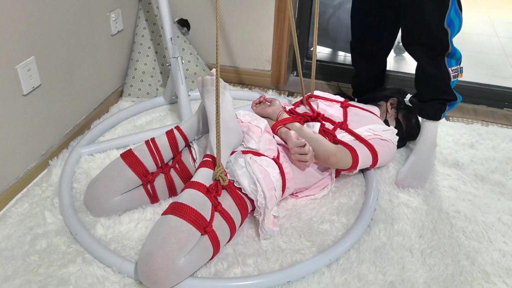 白丝小南梁被吊起来任由玩弄 最舒服的一次吊缚，绳师手法日渐娴熟，好兄弟们的想法也是技惊四座，震动棒更是给人带来不一样的惊喜啊<br>（想不出文案了，总之玩得很爽）