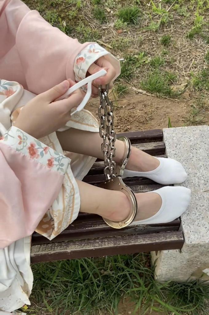 汉服女孩的脚铐外出-全程的户外镣铐 时长60分钟，妹子在家里戴上脚铐，把链子藏在裙子里出门，打车到公园，然后吃饭，回家之后被打脚心。船袜配小皮鞋，有点奇怪，但是也有点好看。<br>布莱恩原创出品