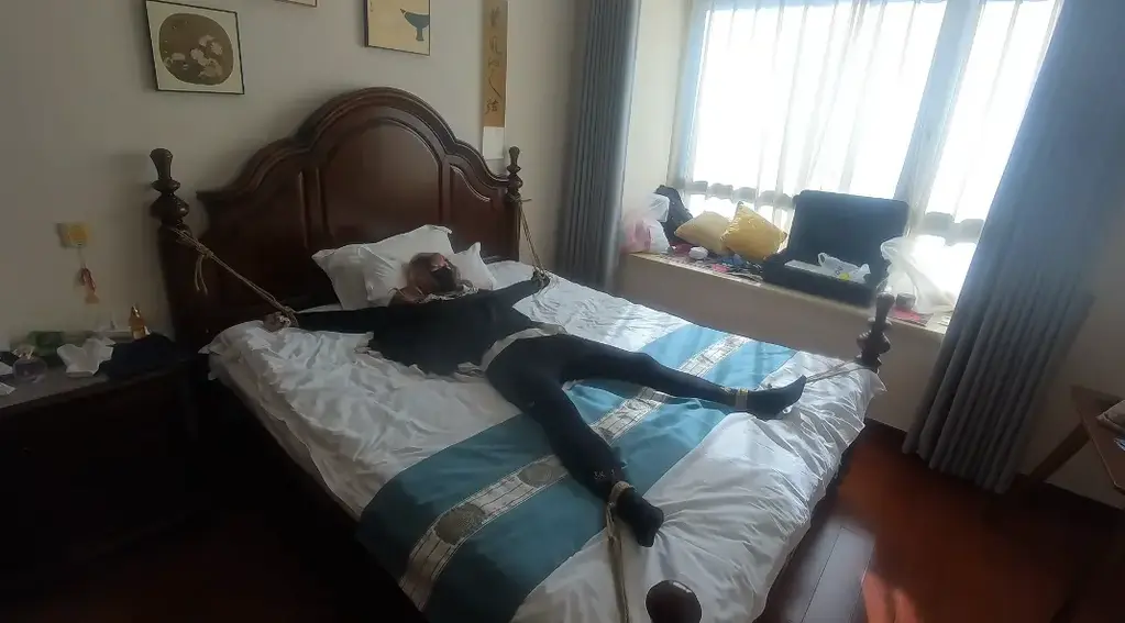 小南娘的晨起调教日常，一直被玩到晚上 被大字绑在床上一夜后，还没完全睡醒就被s叫醒开始了新一天的折磨<br>先被这个强壮的男人骑在身上挠痒，完全反抗不了<br>之后又被紧紧绑在椅子上放置着，下面还被训练器震动到麻木<br>换身衣服又继续，重新被绑起来各种玩弄<br>好不容易天黑了，又要被绑起来配s到外面散步露出，期间还被震动棒折磨<br>终于结束了这一天，又被绑到房间里去了，明天又会是怎样的调教呢