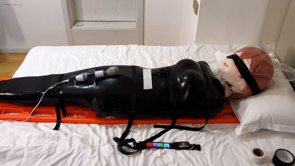 【凯璐kigurumi】救生担架绑带固定の胶带全包电击窒息责到高潮 这次凯璐被胶带全包了起来，并被多条绑带固定到了救生担架上面，而且身上和牛牛上还贴了电击贴片。胶带全包的拘束感就已经非常强了，还要被固定到担架上面，完全动不了，像物品一样被放置在了床上，根本就无法挣脱，在担架上拼命地挣扎，但在外面看起来只是在微微晃动，超级绝望~