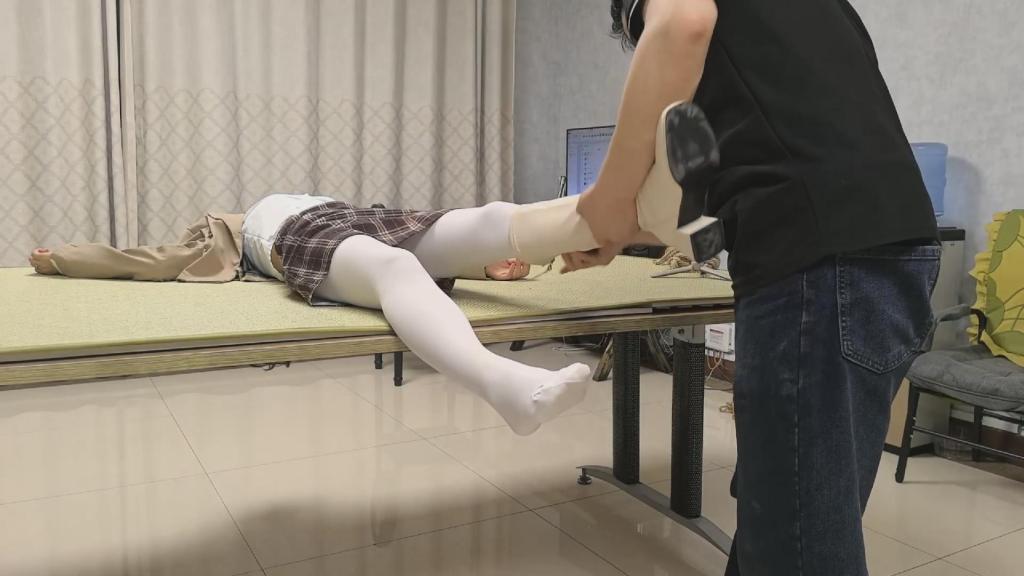 定拍：如如反吊+魏灿正吊 感谢网友定拍允许我分享：被迷晕的女孩被双足倒着吊起，另有魏灿吊脖子片段分享。剧情定拍，模特合作，女m绳缚体验等各种事宜可加我Q2332635397，注明来意。后续更精彩，希望大家支持和关注。感谢支持我的朋友<span style='color:#b0b0b0;'>[隐藏文字，购买后可见]</span>