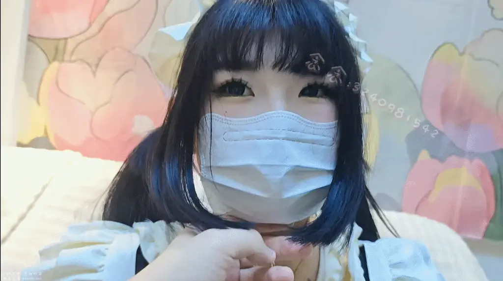 【念念】女仆念念 50分钟的日式+龟甲+并腿蛇缚+口球堵嘴蒙眼+憋尿 被绑的想哭 定拍转公开的视频。是一期很喜欢的女仆装，本来的一个放置挣扎的内容，但是因为开拍前喝了很多水所以过程开始想上厕所，所以挣扎幅度会小一些（想上厕所所以不敢动作太大...），然后因为全身都是绑的很复杂的日式龟甲和并腿蛇缚，所以也不想解开再重新绑一次（其实就算想也没办法因为堵着嘴没有办法说话），所以就只能一直忍着想着快点结束，但是憋尿的时候时间真的过得好慢，到了后面感觉好委屈被绑着没法上厕所hh，然后开始想哭，好在还是成功拍完啦~时常其实应该在35分钟左右，因为加了一个特写的视角~<br><br>五一假期到啦，希望大家可以在忙碌一个月后都能迎来一个快乐的假期，同时假期期间如果有需要定拍的小伙伴也会有优惠滴，谢谢大家可以一直支持念念~<br>联系念念：3240981542 备用：1260569861