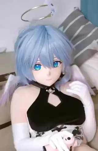 kigurumi知更鸟旗袍筋膜枪 白色高跟鞋 高叉旗袍的知更鸟身穿超紧全包紧身衣zentai，打开拉链露出色气闪亮乳胶棒棒，筋膜枪火力全开疯狂到达高潮顶点...<br>白いハイヒール ハイレグのチャイナドレスを着たコマドリは超タイトなレオタードのzentaiを着て、ファスナーを開けて色気を出してラテックススティックを光らせ、筋膜銃の火力全開でクライマックスに達した。..<br>The thrush, dressed in a white high-heeled high-cut cheongsam and a skin-tight zentai suit, zipped open to reveal her vibrant latex rod, unleashing the full power of a fascia gun to reach the pinnacle of ecstasy ..<br>#kigurumi#kig#zentai#fetish#mask#doll#futanari#<br>#玩偶装全包紧身衣#恋物#面具#人偶#全身连体衣#足控#裸足#扶他#扶她#伪娘#小男娘<br>#キグルミ#グレーのワンピース#全身スーツ#フェティッシュ#マスク#ドール#着ぐるみ#全身タイツ#ゼンタイ<br>#china dress#旗袍#チャイナドレス#rubber doll #latex doll<br>原创作者：Ryuuku龙九