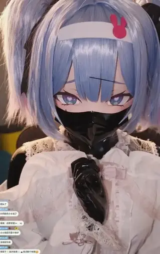 kigurumi初音未来兔子洞全包乳胶衣假装直播 兔子洞风格的初音kig乳胶娃娃身着全包乳胶衣和乳胶口罩外搭地雷妹服装，在直播的镜头前隐隐娇喘着，享受着跳蛋震动带来的快感...<br>The Hatsune Miku latex doll in rabbit hole style is dressed in a fully wrapped latex suit and latex mask, paired with a landmine girl outfit. She is panting softly in front of the live broadcast camera, enjoying the thrill of vibrating eggs ..<br>ウサギの穴のような初音kigラテックス人形は、ラテックス製の服とラテックスマスクの外に地雷をかぶった妹の服を着て、生放送のシーンの前でかすかに喘いで、卵の振動による快感を楽しんでいた。..<br>#kigurumi#kig#zentai#fetish#mask#doll#futanari<br>#玩偶装全包紧身衣#恋物#面具#人偶#全身连体衣#足控#裸足#扶他#扶她#伪娘#小男娘<br>#キグルミ#グレーのワンピース#全身スーツ#フェティッシュ#マスク#ドール#着ぐるみ#全身タイツ#ゼンタイ<br>#jirai kei#地雷系#地雷妹#rubber doll #latex doll<br>原创作者：Ryuuku龙九