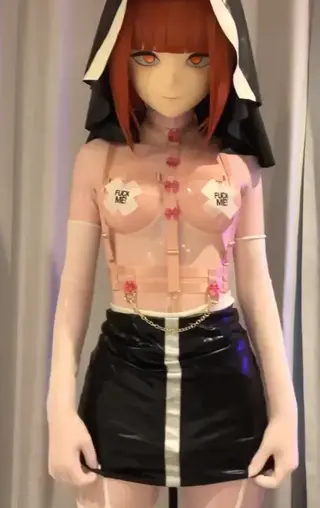 kigurumi乳胶坏女人玛奇玛的修女忏悔 超苗条身材高挑的素体娃娃身着肉色全包乳胶衣并头套妈妈级别的玛奇玛头壳，外搭粉色龟甲缚束带和fuck me贴纸和黑白修女帽子和包臀短裙子。展示完戴锁的棒棒后转身拔出了肛塞...前锁后塞，里面还是鼻管和嘴套，呼吸困难，站都站不稳了...<br>The super slim and tall bare body doll is dressed in a flesh colored all inclusive latex jacket and a mother grade marquisa headband, paired with a pink turtle shell strap, a black and white nun hat, and a hip hugging short skirt. After displaying the locked stick, he turned around and pulled out the anal plug The front is locked and the back is stuffed, with a nose tube and mouthpiece inside, making it difficult to breathe and unable to stand steadily ..<br>超スリムで背の高い素体の人形は、肉色の全包帯ラテックスを着て、ママクラスのマチマの頭の殻をかぶせ、ピンクの亀甲束縛帯と白黒の修道女の帽子とヒップの短いスカートを羽織っている。錠をかけた棒を見せた後、振り向いて肛門栓を抜いた。..前錠後栓、中は鼻管と口カバー、呼吸困難、立っても安定しない。..<br>#kigurumi#kig#zentai#fetish#mask#doll#futanari<br>#玩偶装#全包紧身衣#恋物#面具#人偶#全身连体衣#扶他#扶她#伪娘#小男娘<br>#キグルミ#全身スーツ#フェティッシュ#マスク#ドール#着ぐるみ#全身タイツ#ゼンタイ<br>#makima#chainsaw man#rubber doll#latex doll<br>emii
