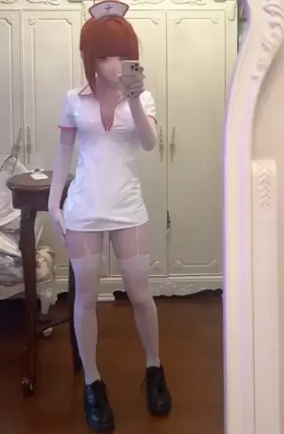kigurumi乳胶护士玛奇玛的对镜自拍 素体娃娃身着肉色全包乳胶衣并头套电锯人的玛奇玛头壳，外搭开胸护士装和吊带丝袜和黑色小皮鞋，对着镜头自萌中...<br>The nude doll is dressed in a flesh colored all inclusive latex jacket and a chainsaw human headband, paired with an open chest nurse outfit, suspender stockings, and black leather shoes, and appears cute in front of the camera ..<br>素体の人形は肉色の全面ラテックスの服を着て、電動ノコギリのマンマの頭の殻をかぶって、外に胸の看護婦の服とストラップのストッキングと黒い革靴を掛けて、レンズに向かって萌えている。..<br>#kigurumi#kig#zentai#fetish#mask#doll#futanari<br>#玩偶装#全包紧身衣#恋物#面具#人偶#全身连体衣#扶他#扶她#伪娘#小男娘<br>#キグルミ#全身スーツ#フェティッシュ#マスク#ドール#着ぐるみ#全身タイツ#ゼンタイ<br>#rubber doll#latex doll#chainsaw man#makima#nurse<br>emii