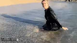 杰西卡在海中身着黑色连衣裙 点个关注不迷路！