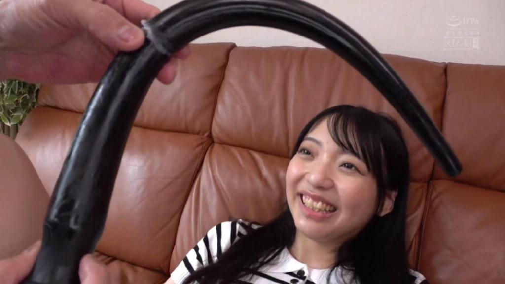 桜色ケツぽっかり咲き色めきアクメ 初めての喉ボコ快感にウキウキ 喉穴 アナル 膣壺 純正3ツ穴依存中毒者 あおい藍 肉便器 3穴齐开，挑战塞进120厘米的肛塞！身上三个洞穴轮流享受被插入的快感，沦为肉便器！各种各样的长肛塞令她欲仙欲死！深喉！拘束！强制！发射！<br>120厘米塞入，定位于22分40秒和46分03秒<br>深喉调教，定位26分07秒、37分20秒、41分05秒、44分08秒等等<br>拘束架在视频最后可见<br>其他各种长玩具调教，视频里随处可见，暂不详细定位<br><br>不可多得的一部好片<br><br>番号：<span style='color:#b0b0b0;'>[隐藏文字，购买后可见]</span><br><br>作品简介：她拥有令人喜爱的、充满温情的笑容，实在可爱极了。她专程前来，就是为了满足那些无法抑制的、近乎变态的欲望。<br>虽然肛门部位仍然非常敏感、容易受到刺激，但它依然能够包裹各种各样的假阳具（包括长达120cm的超长玩具）。<br>同时享受深喉快感，真是幸福啊……比阴道更为敏感的臀部生殖器，会迅速展现出其独特的魅力。<br>身上的三个洞穴，轮流享受被插入到深处的快感，最终沦为肉便器！<br><br>正片远比截图精彩刺激！<br>解压密钥666666，网盘文件下载后，解压到最后一层得到mp5文件，修改后缀为.mp4即可<br><br>大家有什么想看的内容类型可以私信告知我！我会努力满足大家的需求！感谢妖狐平台诸位老哥审核，感谢各位同好老铁支持！<br>祝大家五一快乐
