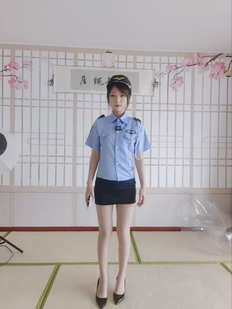 【秦韵绳屋定拍】新工作室，女井审问小偷反被捆绑调教，成片效果很爆 模特：袅袅，非常有潜力的一个绳模，本身是车模出身，但是表现力作为新人来说还是很棒的，工作室老哥沟通也很nice，大家可以去多多咨询<br>服装：女警制服 肉色丝袜 黑色红底高跟鞋<br>场景：办公室，有一张椅子（带靠背的）和桌子<br><br>剧情：<br>场景一<br>女警坐在椅子上审问刚刚抓回来的小偷（问了姓名、年龄和行窃地点），发现他身上除了钱包还有不少绳子，便放到桌子上问：“你一个小偷身上怎么会带这些东西？是从哪偷来的么？”小偷沉默不语，女警见状只好劝说道：“你现在坦白，我做语录的时候还可以给你减轻罪行”。小偷只好说戴着手铐比较难受，如果能解开他就说；女警一听就拒绝了，“不行，这会儿办公室只有我一个人值班，我不可能放开你的”。这时候女警手机突然来了个电话，她便出门去接电话了，小偷感觉机会来了，便趁机解开了手铐、找了个角落躲了起来。<br><br>场景二<br>女警接完电话回来发现小偷不见了，便开始四处寻找，不曾想被躲在角落的小偷偷袭、小偷从背后捂住了女警的嘴巴，并威胁她不要出声；女警惊慌之余选择配合妥协，小偷一看计谋得逞，就让她脱下自己腿上的丝袜、然后塞到嘴里，女警无奈照办、期间还劝诫小偷不要乱来（这里女警脱完丝袜之后又穿回高跟鞋了），然后小偷则拿出之前的绳子开始捆绑她<br><br>场景三<br>过了一会儿，小偷回来发现女警还没有挣脱开，就得意的取下女警嘴巴里的丝袜，威胁她把自己的犯罪记录删掉，女警摇头不从，并说：“你袭击我可是重罪，罪加一等，附近都有我的同事，快放了我”，小偷一看女警嘴巴还这么硬，便把刚刚的丝袜重新塞进她的嘴里，还在外面缠了胶带，女警气愤不已，嘴里呜呜叫着，可是无奈自己实在挣脱不开，最后小偷便彻底留她一个人在办公室里让她挣扎