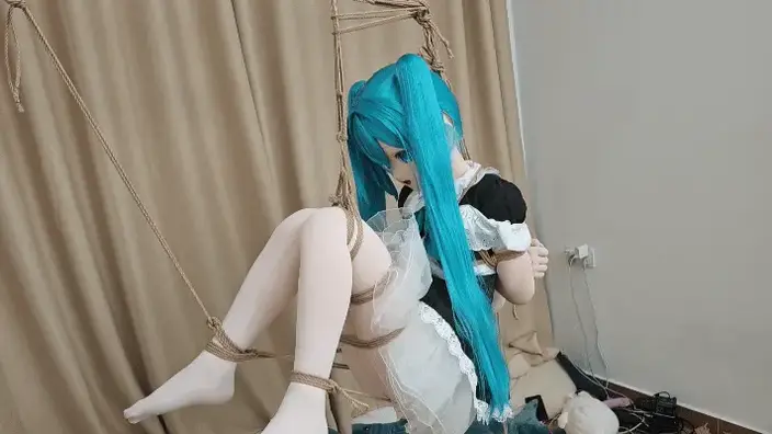 初音被网友骗到家里绑起来狠狠玩弄！ 可爱女仆初音未来被粗绳紧紧反绑，双手背后交叉勒出菱形花纹，随后整个人被吊在半空，双腿大开无力摇晃。<br>主人对她展开残酷玩弄：手指疯狂TK她敏感的脚心、腰侧和大腿内侧，巴掌用力SP她雪白圆润的屁股，伴随着全身爱抚与绳索抽打……<br>被吊着的初音只能发出断断续续的娇喘与笑声，在羞耻与快感中彻底崩溃。<br>纯绳艺·悬吊·TK·SP向，重度丝袜女仆Miku调教短片～
