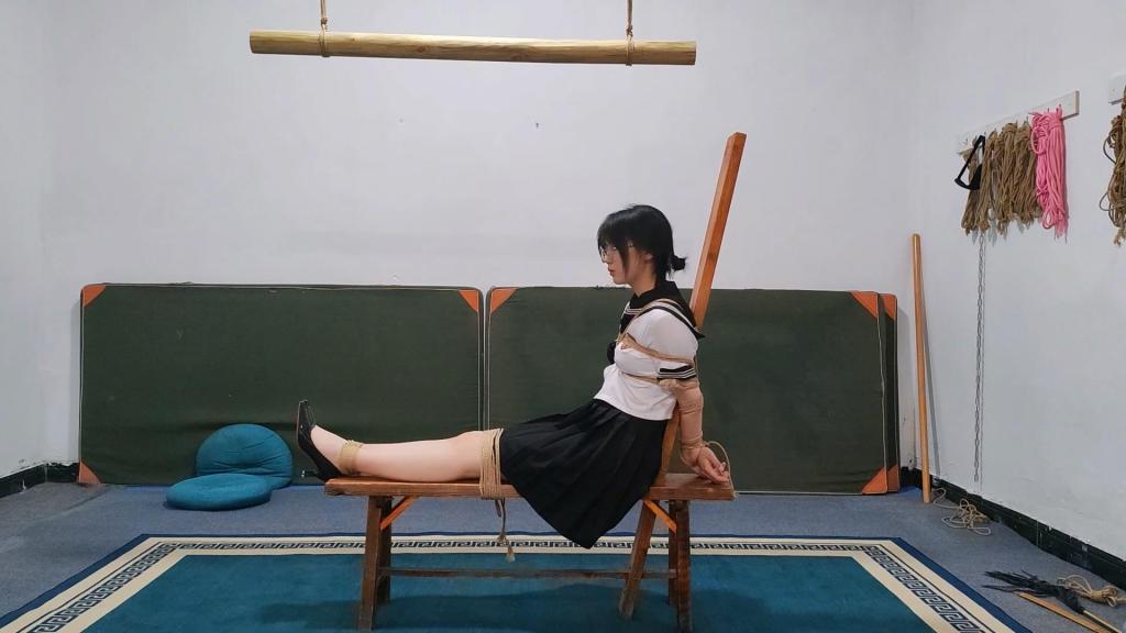 山鬼工作室定拍：清纯女大小北老虎凳 折磨到崩溃 大小：2.40GB 时长：35分钟<br>解压密码：123456，请勿在线解压<br>之前在山鬼工作室拍的清纯女大学生小北，被绑在老虎凳上带上大口球，脚下垫砖折磨压得膝盖都反弯了。