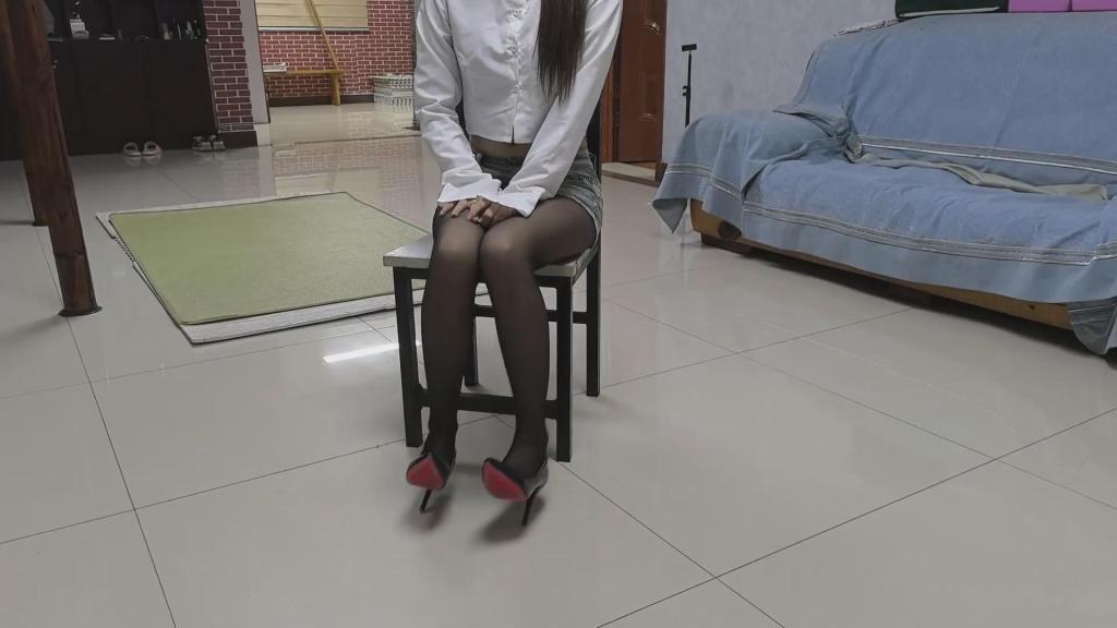 定拍：捆绑教学+足尖点地 米圈是一名在校女学生，有一门捆绑的课程，怎么也不及格。她很着急。他的师哥这门课程很优秀，她想请她的师哥教教她。师哥的教学方式让她终生难忘。师哥一把把米圈拽过去三两下就把她五花勒颈紧缚捆了个结结实实。为了让米圈更加刺激，给她加股绳，股绳余绳向下把米圈大腿和膝盖也紧缚，这样米圈走路就会牵动股绳，让她很羞耻。“我的教学方法就是这样，只有绳子深深勒进你的肉里，你才能深刻记住它的走向，永远忘不了。”然后拿一根绳子将米圈脚踝紧缚。余绳穿过股绳，向上绑到五花绳结处。前面膝盖处，拿一根绳子绕过脖子，让膝盖和脖子极限靠近。。<span style='color:#b0b0b0;'>[隐藏文字，购买后可见]</span>剧情定拍，模特合作，女m绳缚体验等各种事宜可加我Q2332635397，注明来意。后续更精彩，希望大家支持和关注。