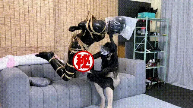 《安安与月月》肉丝高跟女王化身无情榨汁机器，乳胶玩物全身紧紧捆绑翻来覆去绝望挣扎激怒女王，全身驷马捆绑禁锢悬吊强控继续榨，浑身颤抖求饶不能，在空中拼命挣扎却无济于事，又是超级痛苦的一天。 安安是被严厉驯化的伪娘绒布球玩偶<br><br>全身被紧致的乳胶衣全部包裹，加上呼控乳胶头套，身体从上到下用绳子全部紧缚捆绑起来，一个优质的乳胶玩物诞生了。芊月今天自己也说了一定会进行超级严格的榨汁训练。确实也没有停过，沫子都已经四溅的到处都是了。真的是超级狠的责，安安哭都哭不出来的那种。挣扎 呼控 强制 责，从头到尾基本上，超级绝望的一次！<br><br>过多的内容就不写啦，大家自己看把，肯定是五一假期佐餐的棒棒作品~祝大家五一快乐！<br><br>招聘想狠虐安安的小姐姐模特~也可以定拍：2089255940<br><br>不要在线解压哦，保存到本地然后解压，后缀改为MP4即可。截图有打码，作品无遮挡。<br><br>解压密码：anan
