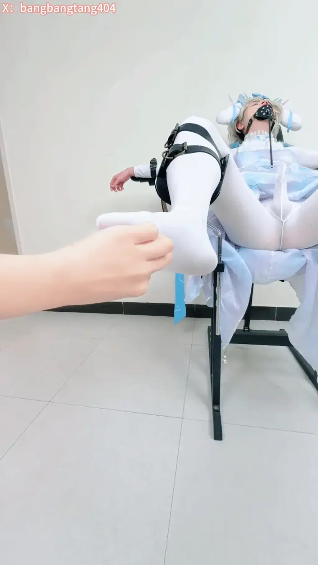 【糖糖工作室】（奴下奴重口调教）妇科检查椅固定TK挠痒+双伪娘接力震动棒，顽固伪娘最终被迫膏潮喷射 新作重磅来袭！  一个顽固伪娘被完全固定在妇科检查椅上，双腿被大大分开架在支架上，双手捆死，身体完全无法动弹，私密部位彻底暴露。  主人先对她进行疯狂TK挠痒！从腋下、腰侧、肋骨到大腿内侧全力挠，她笑到全身剧烈抽搐、眼泪狂流、发出破音的惨叫却连躲都躲不掉。  接着震动棒直接上阵，对准前列腺高频震动！这伪娘耐力极强，硬是坚持了很久都没射……  主人冷笑一声，把另一个早已调教好的伪娘奴叫过来：“你来教教她怎么做奴！”  跪着的奴下奴立刻接力，开始用震动棒 手法双重伺候……在双重刺激下，这顽固伪娘终于彻底崩溃，在妇科椅上全身绷紧、双腿颤抖，最终被迫高潮喷射，精液一股股喷溅而出！看点：妇科椅极致暴露固定姿势<br>TK挠痒到笑哭崩溃的过程<br>顽固伪娘久攻不下→奴下奴接力羞辱<br>最终强制高潮喷射<br><br>喜欢妇科椅、TK、奴下奴、强制高潮的兄弟，这部绝对值得收藏！<br><span style='color:#b0b0b0;'>[隐藏文字，购买后可见]</span>
