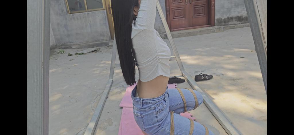 M腿吊 天气晴朗，闲来无事今天又是锻炼慧慧忍耐力的一天，必须是脚尖着地，绑个M腿，手腕吊起来，站也不能站 坐也不能坐，定拍QQ3682324353