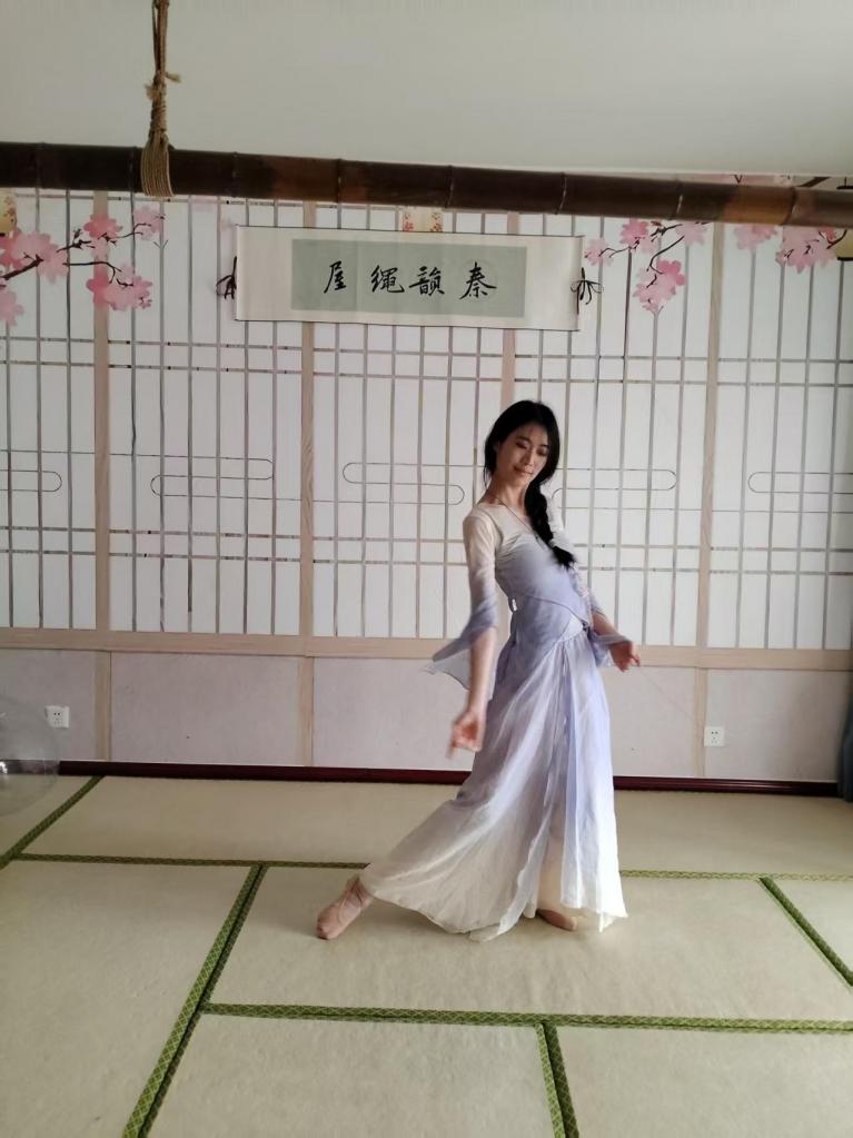 秦韵绳屋 舞蹈生的才艺 紫悦是名舞蹈生，五一期间来打工，让她跳舞说轻松，看到绳子一脸懵。啥也不说了，就是喜欢看舞蹈，就是喜欢看腿。<br>本片经过模特知情同意进行拍摄，无任何真实暴力发生。<br>秦韵绳屋祝大家：马年行大运，发大财。<br>业务QQ：1937963514，可接定拍，约拍，线下体验，欢迎骚扰。<br>解压密码：qinyun