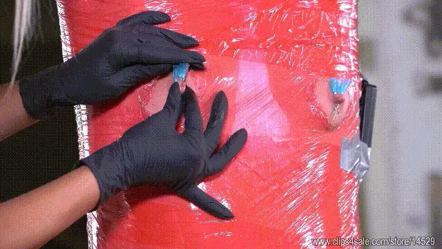 Mistess Iside- Nipple Punishmen In Clingfilm 女主人伊西德喜欢狠狠地惩罚她被保鲜膜绑在旧工业建筑里的奴隶。她喜欢用五金店里新买的工具摧残他那小小的乳头。