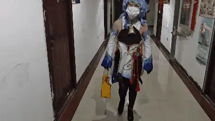 苏苏_甘雨戴格调口塞拿外卖，m腿啵啵贝强高，金属束缚tk，打屁股 甘雨苏醒后发现自己被铐在了椅子上，浑身动弹不得，且下体被塞入了奇怪的东西，劫匪打开了啵啵贝的震动开关，甘雨非常痛苦且下流的呻吟着，不一会儿便来了感觉晕了过去，醒来后发现自己被m腿捆绑放置在沙发上，双手被铐在左右两侧，无法动弹，绑匪启动了啵啵贝的失控模式，强行使她达到了高潮，接着给他戴上了手铐脚镣，勒令他趴到绑匪的身上，绑匪肆意的对他进行脱鞋tk以及打屁股......<br>终于甘雨被驯化成了温顺的宠物，开始接受主人的任务，去一个人独自下楼，带上格调口塞去拿外卖，穿着高跟以及戴着震动道具，十分刺激......<br>定拍/原味/赞助 qq3975334131，价格优惠，重口勿扰～<br>招聘同好/模特 坐标江苏  qq3975334131<br>苏苏的3D打印小店开业啦～视频中同款打印镣铐道具都在小店哦，有喜欢的宝子们可以来咨询物色哦，总有一款适合你～<br>有意3D镣铐枷锁等道具的宝子 qq3975334131，欢迎交流～