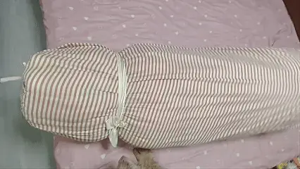 棉被包裹放置嗷嗷叫.烦人.... 小奴被装袋子里捆绑后.用厚厚的棉被包裹.固定在床上放置.嗷嗷叫着要出来..吵死了....