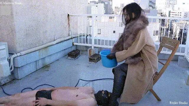 Cold Water Exposure – Obedience Under Winter Wind 凛冽的冬日天空下，冰冷的河水呈现出一幅凄凉的景象。<br><br>Ruiko 女主人身穿皮草和厚外套，温暖如春，而她的奴隶却几乎赤身裸体，被软管喷出的冰水反复淋湿。<br><br>凛冽的寒风将寒冷变成了一种惩罚，剥夺了人们的舒适感和掌控感。<br>他的双手止不住地颤抖——他几乎无法点燃一支香烟——但他仍然毫无抵抗地服从每一个命令。<br><br>保护与暴露之间的对比十分鲜明。<br>一场艰苦卓绝的户外训练，寒冷、大风和臣服构成了训练的全部内容。