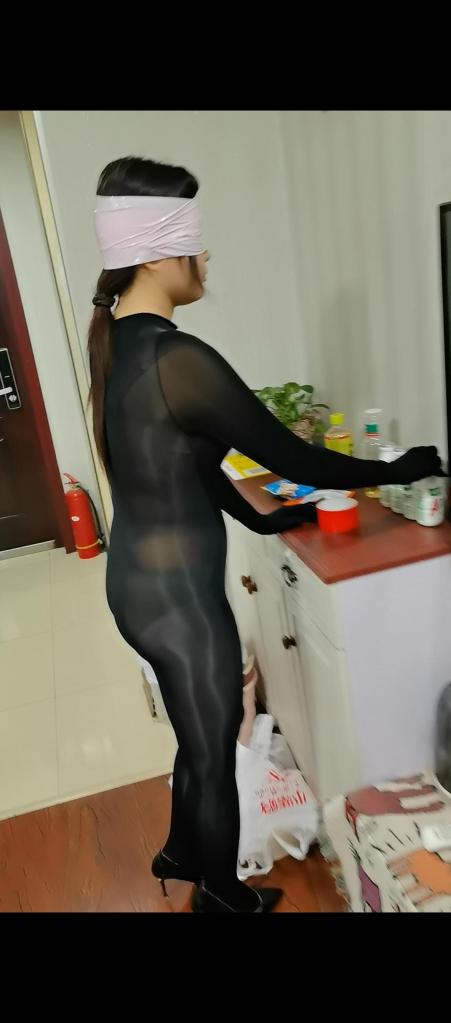 （老板定拍）可可赏金任务 老板定拍内容可可眼睛用胶布封好然后绑好手跟腿开始藏钥匙藏两把（其中一把没藏）然后然后给可可一些错误的信息干扰可可<br>找到一把钥匙奖励红包 找不到打屁屁 最后再告诉可可真相就藏了一把钥匙看可可生气的样子