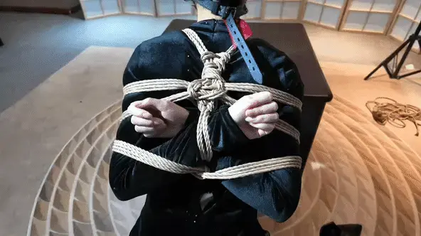 《晓晓紧缚开口器收集口水》 把晓晓紧紧绑起来，跪在桌子前，戴上开口器，流口水，收集，跪久了，跪立不安。视频解压密码：666888 。<br>一绳所爱绳艺体验店面向全国爱好者开放，本店提供绳艺捆绑模特服务、体验女绳师捆绑服务、变装绳艺体验、绳艺按摩服务、绳艺婚纱照摄影、体验长时间囚禁服务、绳艺教学培训（收徒）、绳艺交流会、绳艺逃脱挑战赛、场地出租、专业麻绳销售，原创绳艺扑克销售、原创视频套图销售、作品私人定制、模特原味丝袜出售等，另外本店招募同好合作伙伴。微信：351552501初心。