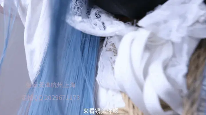 雪儿输掉赌约被M反制，被M嘲讽羞辱，驯化，闻鞋，强高，踩脸，当着M高C，剧情对白，驯化引导 剧情背景介绍--雪儿和自己的m在酒吧喝酒，玩游戏，输掉了，被迫答应一个m的请求，因为喝的有点多，雪儿直接说任何要求都可以，于是m激将雪儿说敢不敢试试被捆绑，看看雪儿能不能保持女王风范，雪儿酒劲上头，直接答应下来。开始先把如图捆绑好，雪儿开始后悔，但为时已晚，m台词围绕雪儿嘲讽，羞辱，最好语气能阴阳怪气，然后雪儿才开始没意识到严重性，还放狠话，等自己挣脱开，让m好看，玩s他，于是m就开始变本加厉折磨雪儿，让她屈服，可以来点威胁驯化，比如雪儿不听话就把他现在样子发给朋友们，来让他做一些耻辱动作，增强雪儿耻辱心。等雪儿高潮一次后，把雪儿驷马捆绑，腿能翘起来那种，然后把雪儿这两天穿的运动鞋放在雪儿脸两侧，强制雪儿闻自己的鞋子，多些羞辱对话，例如这就是我们高高在上的雪女王啊？怎么开始娇喘了？不是说不舒服吗？加一些引导话术，例如来好好享受这个感觉，虽然痛，但是你内心不舒服吗？你要正视自己的内心，好好想想自己是不是更适合当m？平时不是最喜欢这样玩弄我们吗？这个姿势舒服吗？强高的体验怎么样？为什么身体在发抖啊？不会吧，雪女王当着自己的m高潮了？最后看不起雪儿的语气，骂她废物，不禁玩踩两脚，然后告诉雪儿以为这就结束了？要把雪儿圈养起来，把所有雪儿玩过的m都找来，轮流欺负雪儿，雪儿最后呜呜的哭出来，结束。<br><br>雪儿坐标天津，经常出去玩，可以偶遇<br>夕颜坐标天津，周边可巡游，双偏M<br>舞蹈生汐汐已经返校，喜欢一字马，极限捆绑的可以定拍啦<br>工作室长期招聘素人女生，女绳模。提供拍摄绳模服务，女M陪玩，提供线下，线上课，约绳体验，约绳模练绳体验，拍照服务。<br>然后日常可以找雪儿聊天，提建议，说出自己的期待哦~防失联V在工作室首页{平时不咋回复的}，百度网盘的更高清，下载后先解压，然后改后缀为MP4，解压密码xueer<br><br>推：@juanjuan020309（之前的被封了，榨汁现在发布了了）定拍，服装赞助，原味，体验课，约绳请＋Q2029671173 工作室V:zqxpf520