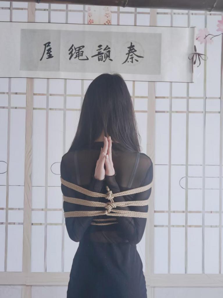 秦韵绳屋 车模涵汐 一心想出片的中国女生，车模涵汐偶然间发现绳艺非常出片，于是前往绳屋体验，并要求缚手帮她拍照，没想到她柔韧性还意外的好，天生干绳模的料呀~<br>本片经过模特知情同意进行拍摄，无任何真实暴力发生。<br>秦韵绳屋祝大家：马年行大运，发大财。<br>业务QQ：1937963514，可接定拍，约拍，线下体验，欢迎骚扰。<br>解压密码：qinyun