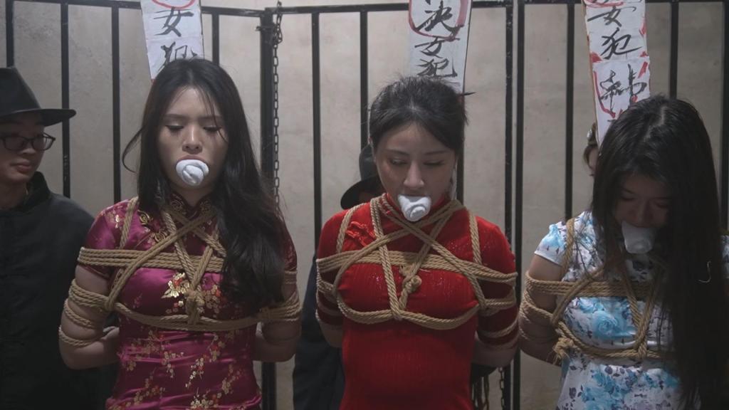 一绳有你定制《血色魔都2》完整版 军统为了威胁上海滩的老大为其所用，绑架了他的女儿，DXD得知这一消息后组织营救，不料消息走漏，组织营救的两女也被捕，三女坚贞不屈被军统关了起来，女军统其实是卧底，偷偷解救了被关押的三女，并把她们带到了一个据点，没想到大小姐居然是假扮的，三名DXD再次落入敌手。三女被关在牢里，被军统押出大牢捆绑结实押走了，没想到本来应该枪毙的三女再度出现了。解压密码:qlzz