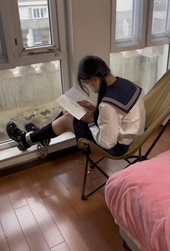 女高中生的10斤重镣体罚日常（上） 18岁真实女高<br>妹子攒了一段时间零花钱买的脚镣终于到了，开箱拎起来受到震惊，实在是太重了，穿着JK和黑色过膝袜，戴着重镣走了一会儿，发现非常疼而且沉，因为链子声音太吵，被她妈体罚到阳台铐着吊起来，踮脚吊，手铐勒手，让脚镣硌脚后跟，然后没收钥匙带着脚镣去写作业，之后出门完成必修的走路训练，走完妹子一直在吐槽脚镣很重很疼，自己还没适应。<br>回家后被体罚背铐、蹲马步、让脚镣环折磨脚踝，一整天过去了还要戴着睡觉，直到第二天早上起床，总结了一天的感受才解开，此时脚后跟压的磨的已经受不了了。<br>此作品分上下两部，这是上部，讲到了妹子完成出门训练的任务。<br>80分钟 布莱恩原创 1071263211