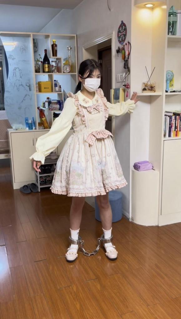 女高中生的10斤重镣体罚日常（下） 18岁真真实女高，这是下集，续接上集，39分钟<br>真实完整的一天10斤重型脚镣体验，日常真实镣铐佩戴<br>这一集主要讲了妹子到家换上一身Lolita，在做家务，被她妈发现没有踩下鞋后跟戴脚镣，因为这样脚镣才会磨脚和硌脚后跟，妹子被罚带着脚镣写作业，罚五十个深蹲和蹲马步，吊铐勒脚腕，然后带着脚镣一整夜，睡醒后分享戴脚镣的感觉。<br>都是真实体验 认真拍摄的，真实感觉分享，内容比较丰富，不多赘述了，对话很多。<br>布莱恩原创作品 1071263211，模特应聘、定拍、女生约拍<br>