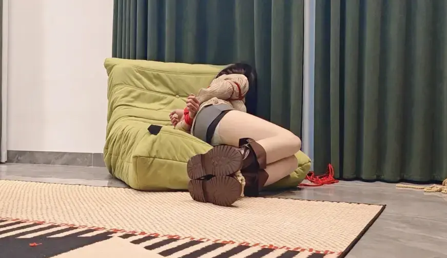 （小林）领导是我的前女友 ：下半 （前女友定拍系列）公司人缘最好的部长是我的前女友，在公司总是万众瞩目，所有人都喜欢她，今晚让我揭开你的真面目的下集。<br>被囚禁的前女友任由玩弄，重点还原白袜TK对着镜头挣扎