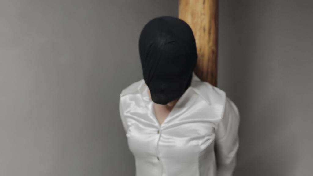 【忘忧社工作室】一名卧底在执行任务中被识破，于是把她带到了刑讯室，鞭打，关笼子，吊起来，最后给她进行老虎凳逼供。。。 【忘忧社工作室】一名卧底在执行任务中被识破，于是把她带到了刑讯室，鞭打，关笼子，吊起来，最后给她进行老虎凳逼供。。。 定拍联系：3850460505