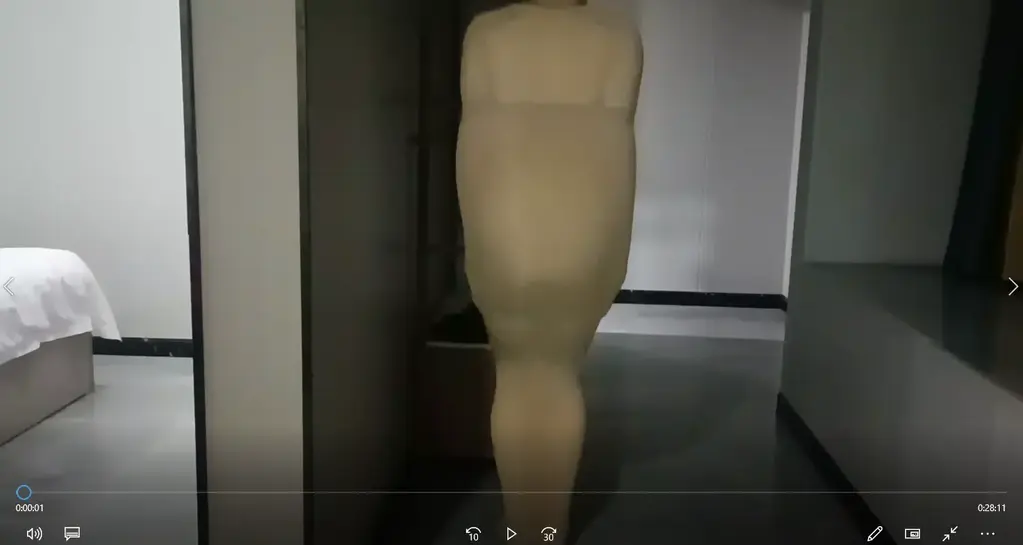 51酒店全包2 51假期去了两个酒店。上午网上订了一个离家近一点的，去时才发现环境很不好。又不能退。只能勉强度过一个上午。下午换了另一家。这家客房还可以。窗户外是一条大街，常有人车经过。因为这次只是想尝试一下全包，没有带其他衣服和绳子。要不在窗口来个放置也很不错。<br>这次还是包了4层，除了全包好在床上放置外，还在全包的状态下，窗口跳着通过一个来回，在窗口休息一下。最后回到床上。<span style='color:#b0b0b0;'>[Hidden text will display after purchase]</span>