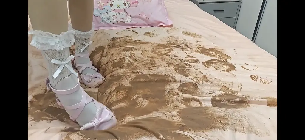 穿着可爱lo鞋踩泥踩床 新的踩泥踩床作品C5来了，穿着可爱的粉色lo鞋沾上泥蹂躏软软的床单和枕头（枕头部分较少），时长9分14，另招武汉和周边的模特哦，待遇丰厚，定拍加QQ:1985782024