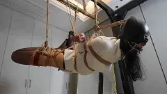 象人定拍-以安-折腿吊缚，开口器，小玩具放置 第一次吊缚拍摄后，以安回答问题表示这样比较轻松<br>于是来了第二次定制，同样的姿势，加上小玩具<br>带上头套 强制抬头 开口器！一直到模特受不了！<br>——————————————————————————————————————————————<br>因为百度云经常和谐，所以尝试双层解压，<br>解压密码：xiangren123 第一次解压文件后缀改为zip，<br>原密码再次解压以后，把后缀改成mp4 即可观看<br>切勿在百度云中直接观看，容易被和谐!!!!!<br>线上定拍线下约拍。<br>QQ：192370054（注明来意）