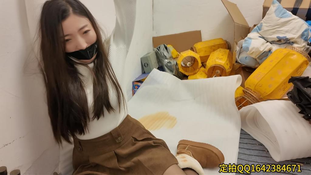 网友惊魂 李大侠原创、2026年3月的清晨，这座城市的空气里还残留着冬日末尾的凛冽，却又在稀薄的阳光中透出一丝属于春天的躁动。你站在路边，指尖隔着塑料包装袋感受着那杯奶茶传来的阵阵温热，那是你亲手调配的“入场券”，里面溶化的不仅仅是昂贵的迷药，还有你对平庸生活彻底决裂的孤注一掷。<br>作为一名在国企里消磨了数年光阴的普通职工，你太熟悉那种一眼就能望到头的死寂感了。每天打卡、开会、整理报表，在领导的唾沫星子和微薄的薪水之间挣扎，这种生活像是一场慢性自杀。而现在，你正站在命运的十字路口，心跳在胸腔里沉闷地撞击着，每一次跳动都在提醒你：开弓没有回头箭。<br>你那辆并不起眼的黑色轿车就停在不远处的临时停车位上，像是一头潜伏在阴影里的野兽。你特意选择了一个监控死角较多、且人流量适中的地段。此时是上午九点，上班族已经匆匆隐没在写字楼里，街头剩下的是些不赶时间的闲人。<br>就在这时，一个身影从街角转了出来。那是她在手机屏幕之外第一次如此鲜活地出现在你的视野里。林诗悦，那个在交友软件上被你用精心编造的温柔和稳重诱入圈套的女人。她走得很慢，似乎在确认位置，阳光落在她身上，勾勒出一圈柔和的轮廓，她停下脚步，低头看了看手机，然后抬起头四处张望。她的五官比照片上还要精致几分，鼻梁挺直，嘴唇涂抹着淡淡的蜜桃色唇釉，看起来晶莹剔透。<br>~~她看起来真是一点防备都没有，像是一只误入陷阱的昂贵波斯猫。~~ 你深吸一口气，平复了一下因肾上腺素飙升而略显急促的呼吸，脸上挂起了一个苦练多日的、温和而无害的笑容。<br>你看着她发现了你，眼神中闪过一丝惊喜，然后加快了脚步向你走来。雪地靴踩在略显干燥的人行道地砖上，发出轻微而沉闷的声响。等待她的将是一场噩梦.....本工作室提供私人定制绳艺视频、定制绳艺体验、约拍模特、牢房体验、私人定制体验、剧本体验、出售配方麻绳、原味、另外招募绳艺模特、视频统一解压密码h123456 定拍联系QQ1642384671加我注明妖狐吧，需要解压两次，密码一样