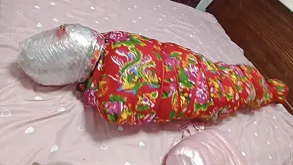 极限捆绑包裹装储物箱放置 喜爱棉被包裹的女主对小奴层层紧缚.......保鲜膜呼吸控制..然后塞进储物箱......她自己去潇洒了.....只留下小奴在无尽的黑暗中凌乱.....