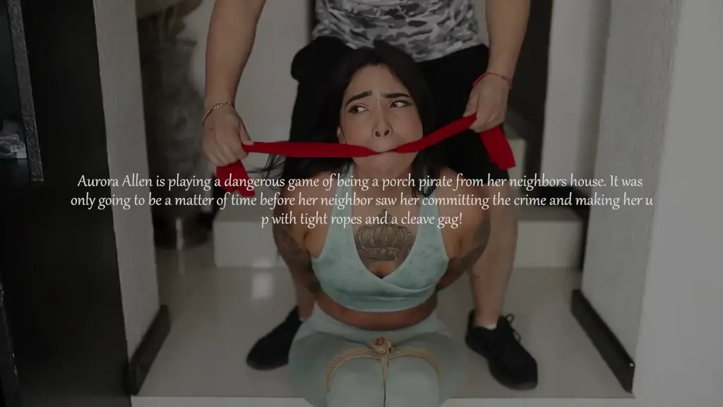 AABV3 Knotty Porch Pirate PROMOTION Aurora Allen is playing a dangerous game of being a porch pirate from her neighbors house. It was only going to be a matter of time before her neighbor saw her committing the crime and making her u p with tight ropes and a cleave gag!<br><br>奥罗拉·艾伦正在玩一场危险的游戏，她偷窃邻居家门廊上的东西。她的邻居迟早会发现她的犯罪行为，然后用绳子把她捆起来，再用布条堵住她的嘴！